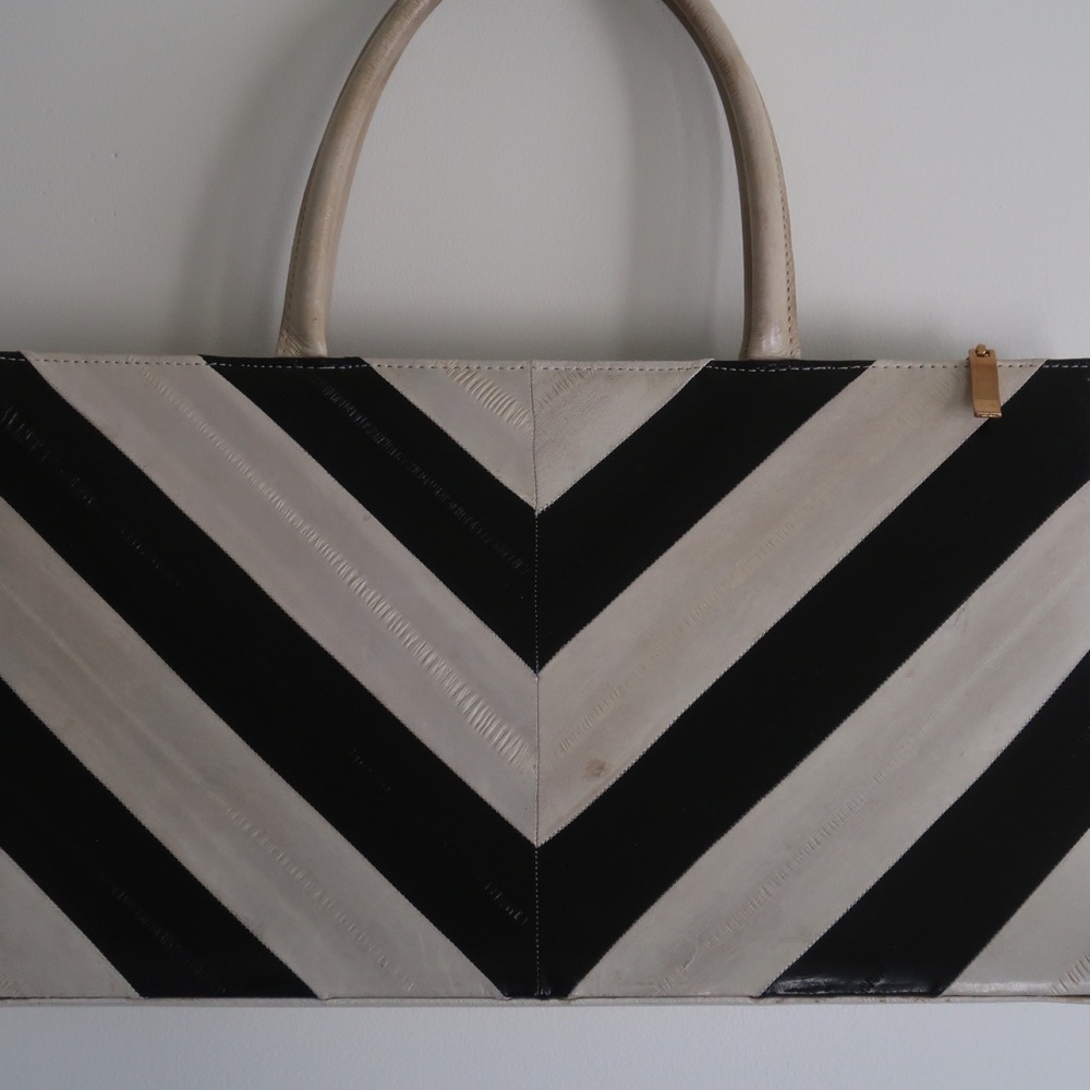 1960s Lee Sands Black and White Chevron Eel Skin Handbag - Picture 3 of 16